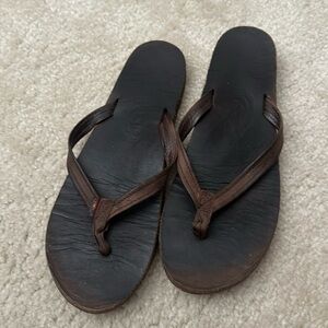Size 8 women’s brown flip flops